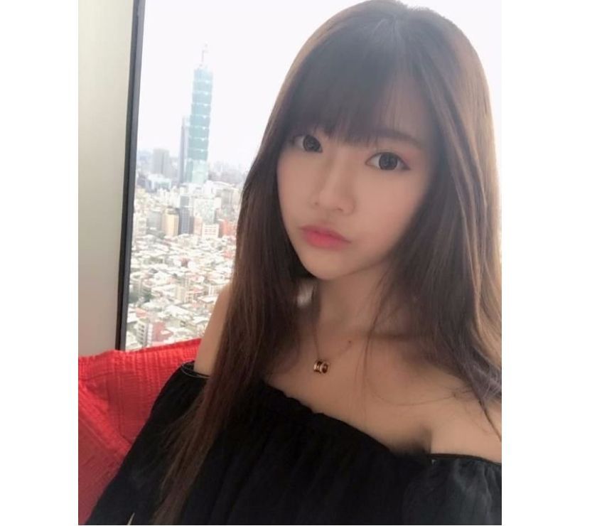 Belle petit asiatique pétillante reçoit pour des massages